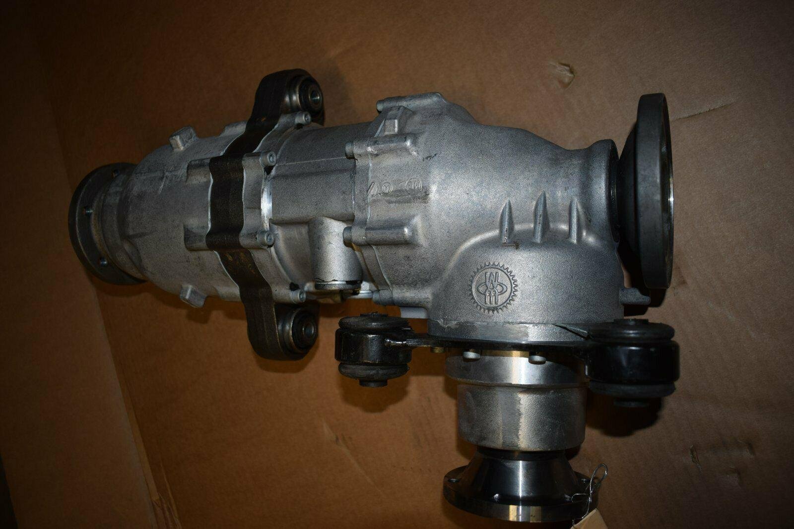 Mercedes-Benz front axle transfer case - Image 3