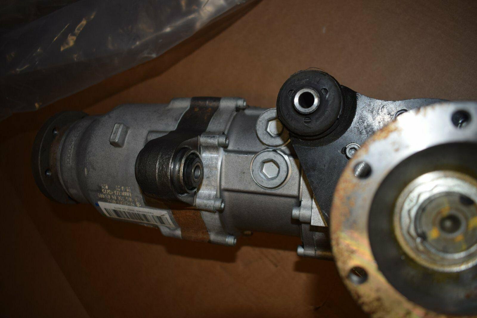 Mercedes-Benz front axle transfer case - Image 2